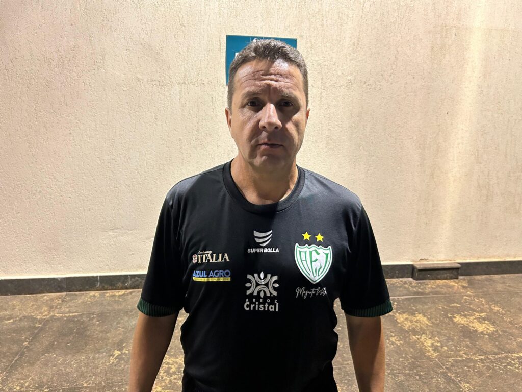 Gian-Rodrigues-tecnico-da-Jataiense-no-Goianao-2025-scaled